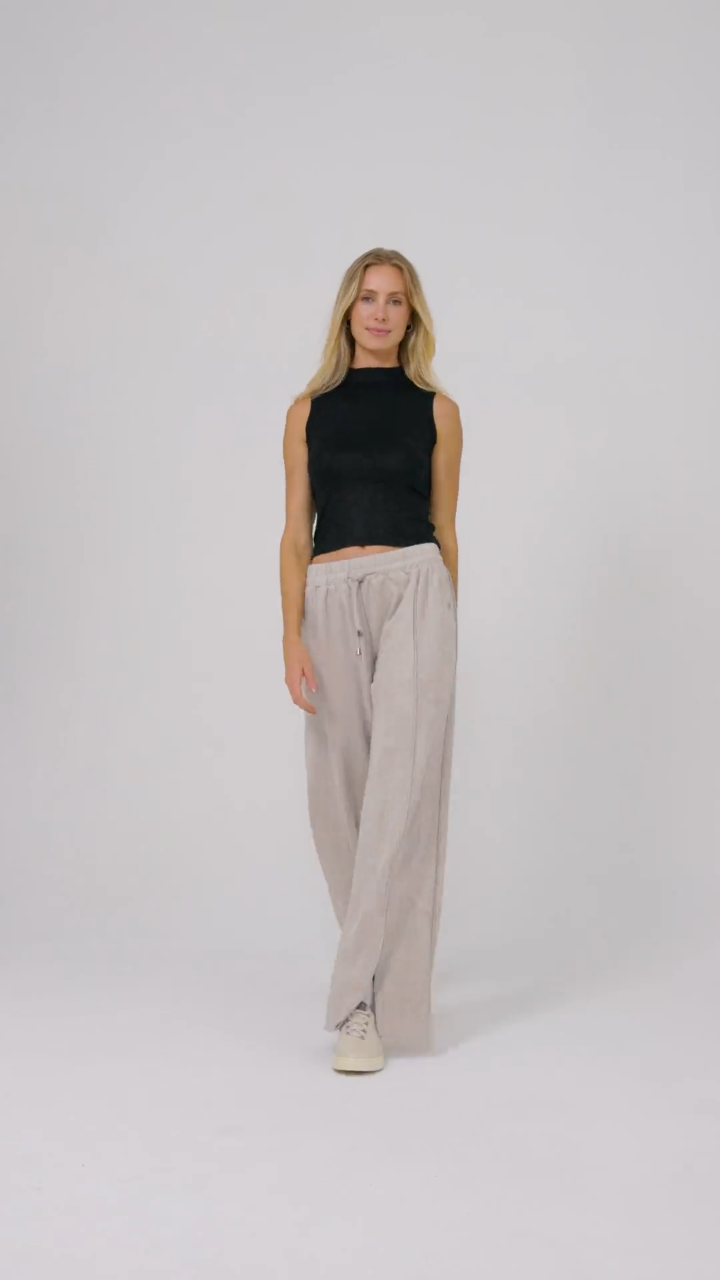 Calça Suede Touch — em movimento